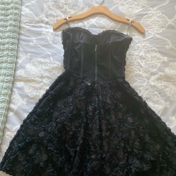 Elegant Black Strapless Dress - Picture 4 of 7